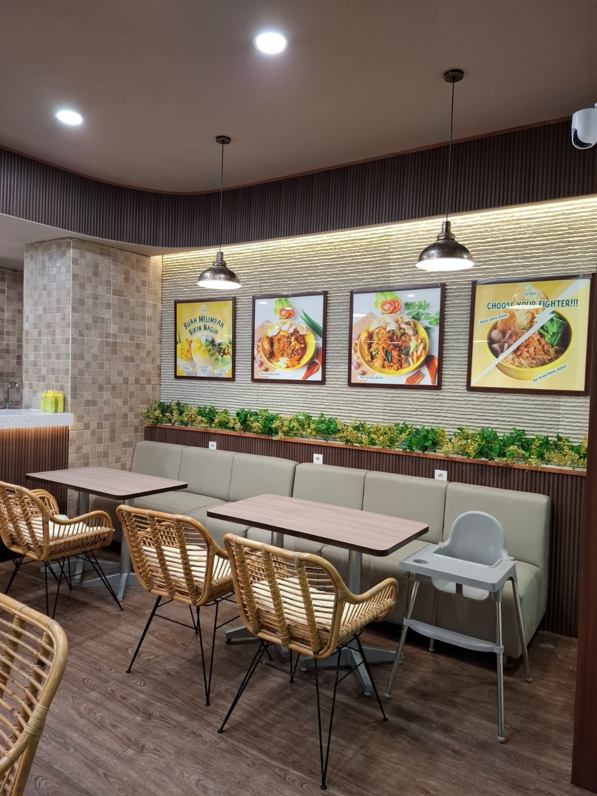Aplikasi panel dinding pada restoran