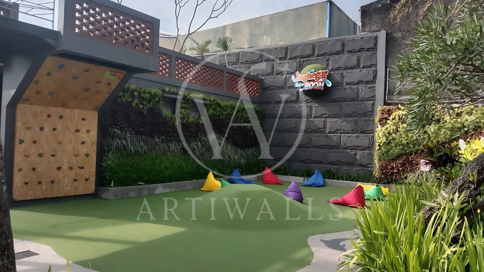 Dinding taman dengan panel bertekstur gelap