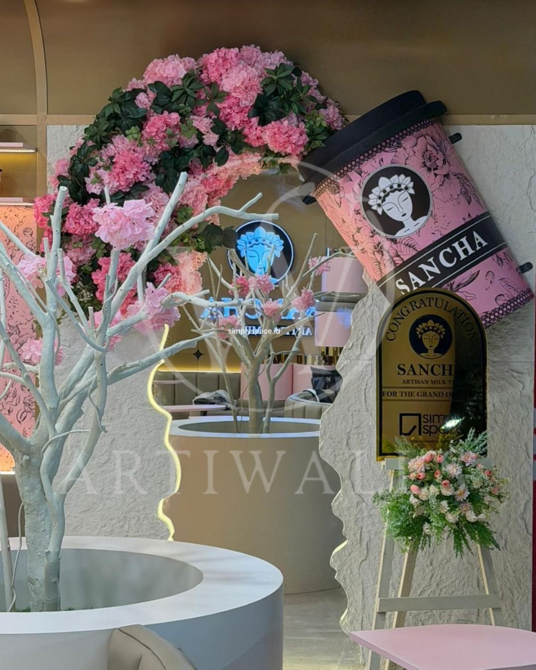 Area display komersial dengan latar dinding dekoratif