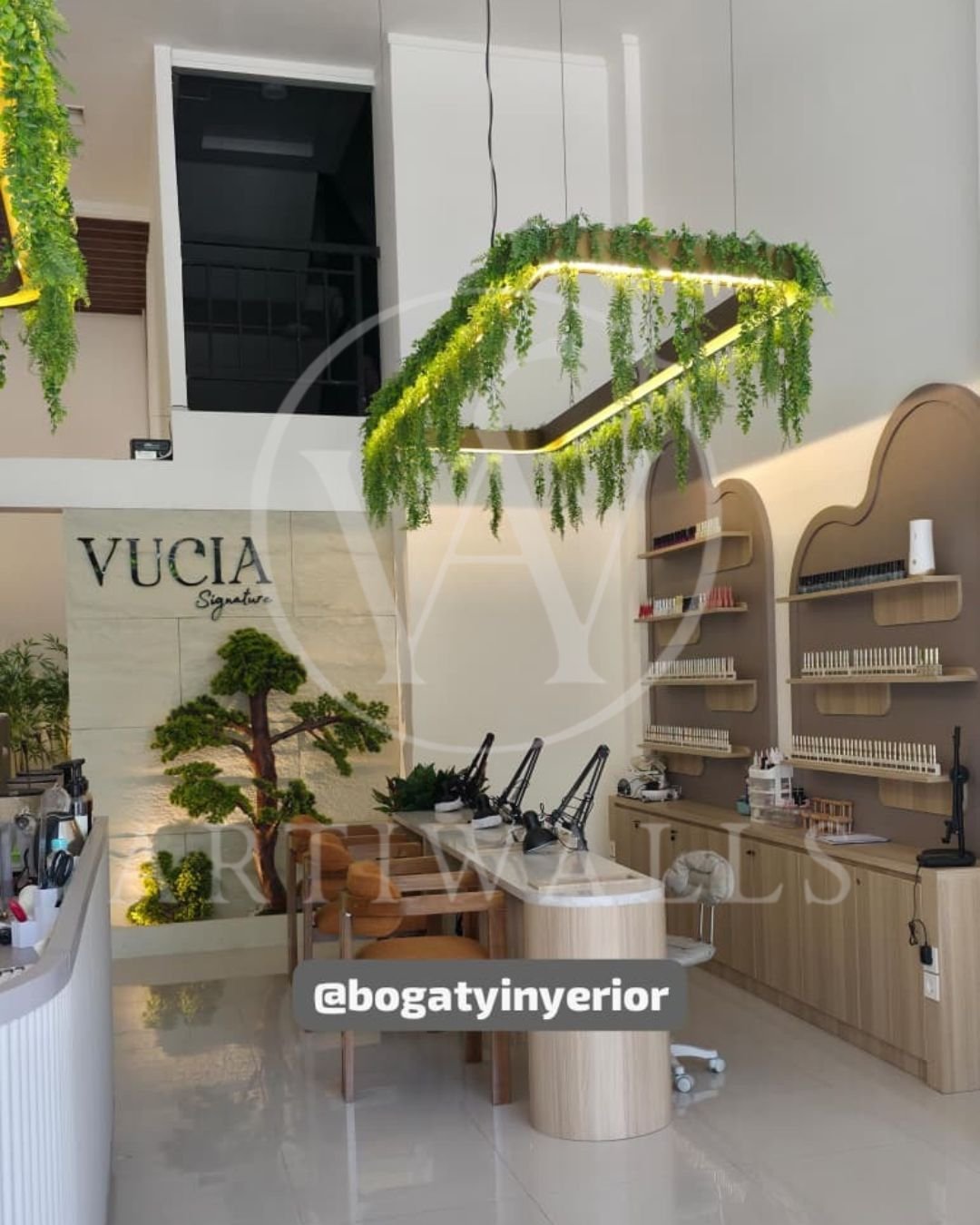 Interior retail dengan bidang dinding dekoratif