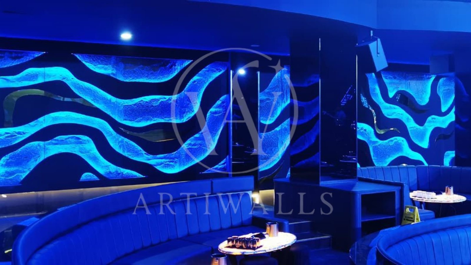 Lounge dengan panel dekoratif dan pencahayaan berwarna