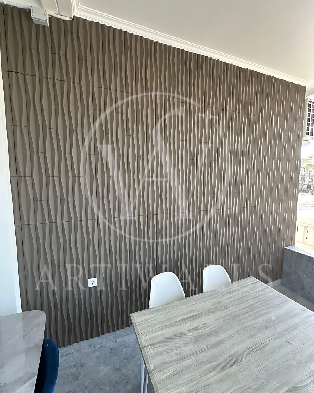 Area makan dengan panel dinding bertekstur cokelat