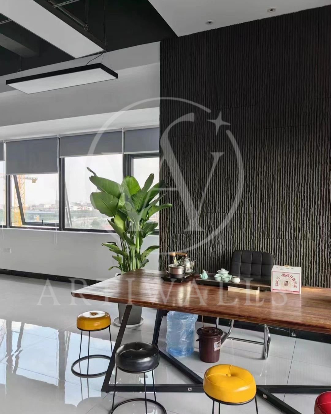 Area counter dengan panel dinding hitam