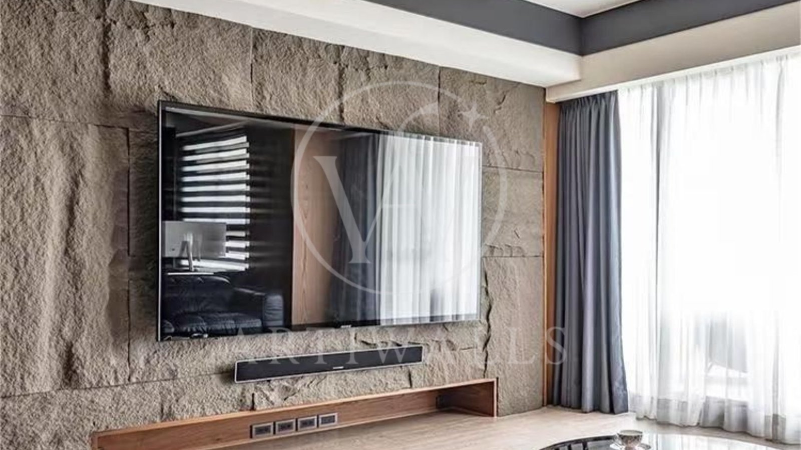 TV wall dengan panel batu dekoratif