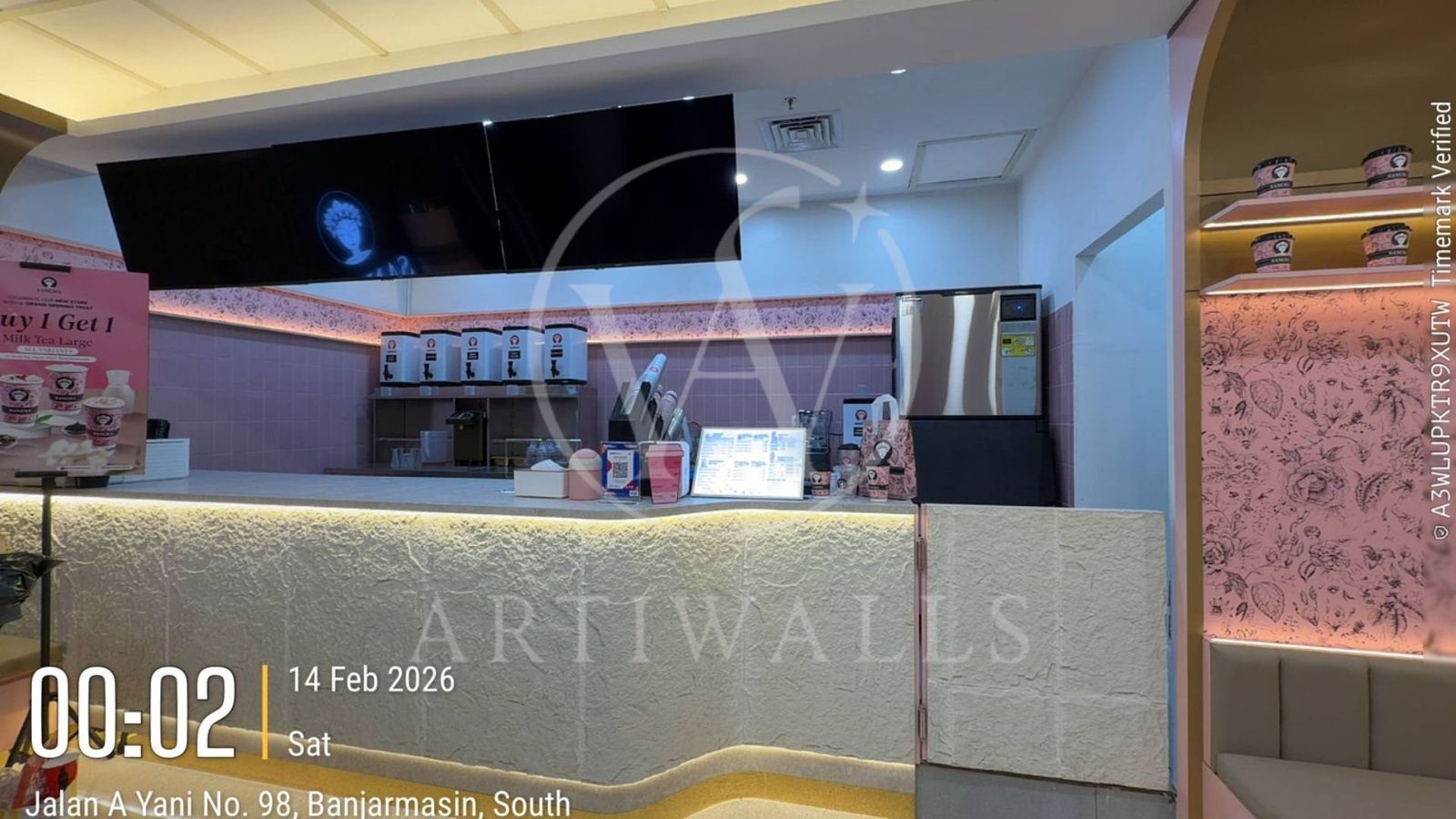 Counter retail dengan panel dekoratif berwarna putih