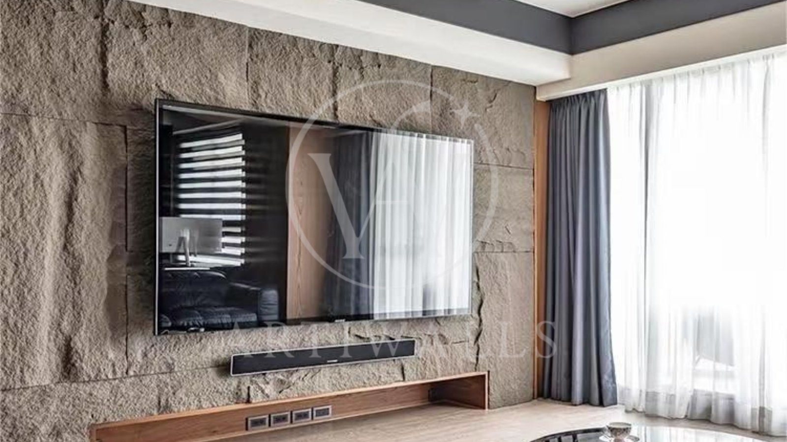 Aplikasi panel bertekstur warna beige pada dinding TV dengan kabinet dan pencahayaan interior